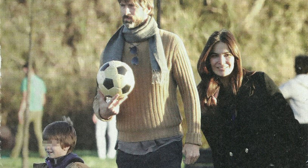 Kim Rossi Stuart, Ilaria Spada e il figlio Ettore in un parco di Roma