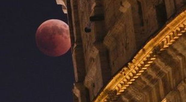 Eclissi lunare, le prime foto: «È la più lunga del secolo». Occhi al cielo fino a mezzanotte Live Tweet