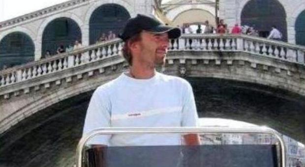 Guglielmo Dolci durante una gita in barca a Venezia