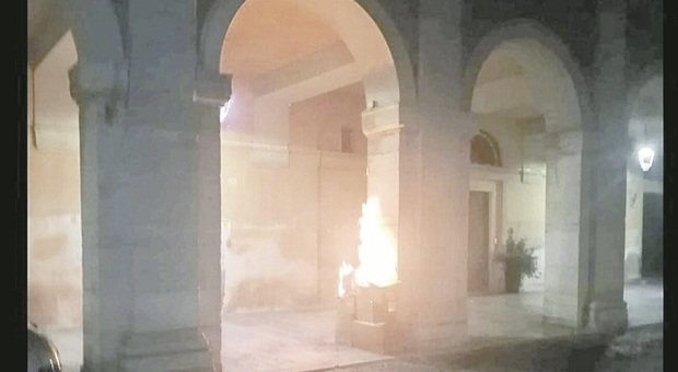 Senigallia, incendio sotto i portici: caccia alla banda dei baby piromani