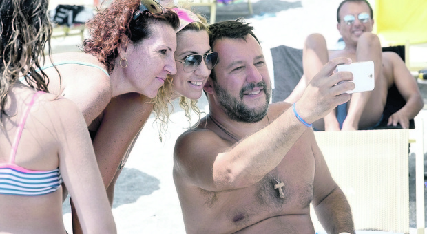 Sindaco aggredito. Salvini su Facebook: «Presto in città per aiutarlo con gli zingari fuorilegge»