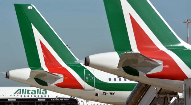 Alitalia, avviate le procedure per il licenziamento dei dipendenti: coinvolti in 2.668 (già in cassa integrazione)