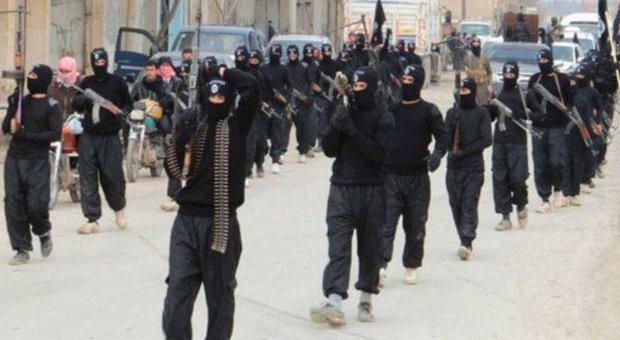 Isis, i jihadisti pentiti bevono per dimenticare: "Ho visto bruciare vivi 128 uomini"