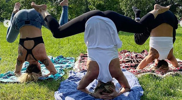 Maddalena Corvaglia e Melissa Satta, pomeriggio al parco con lezione di yoga