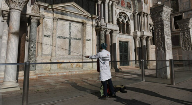 Attivisti del clima sparano fango contro la Basilica di San Marco. Ultima Generazione: «Sulla facciata era Nesquik»