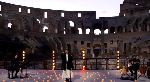 Elisa canta per i bambini della Siria, il video nel Colosseo deserto è commovente: «Sono passati 10 anni, non li dimenticate»