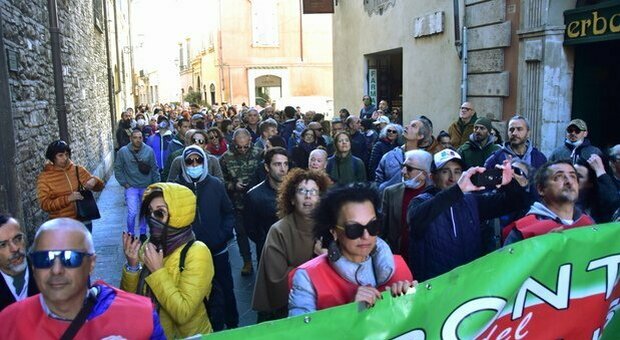 No vax e no green pass: la prefettura di Terni vieta le manifestazioni nelle aree sensibili di quattro città