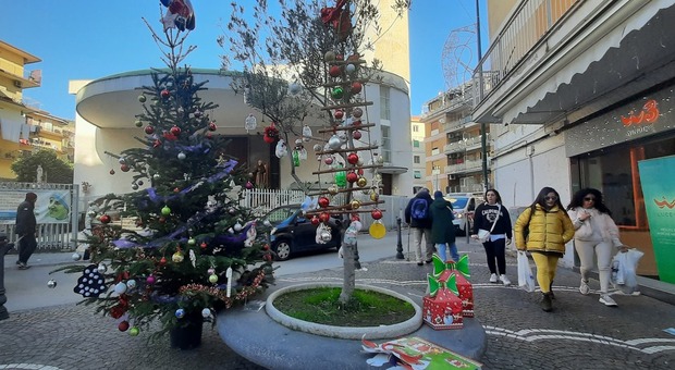 Napoli, restituito l'albero di Natale dei bambini rubato a Soccavo