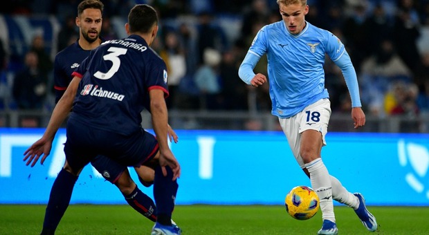 Lazio, 1-0 al Cagliari in 10: decide Pedro, Provedel salva su Pavoletti nel finale. Sarri vince ma l'Olimpico fischia