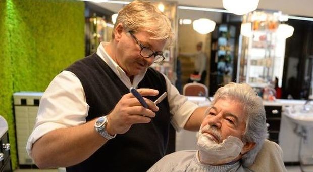 Antonio Razzi si sfoga dal barbiere: «Basta con la politica, sono tutti dei ladri»