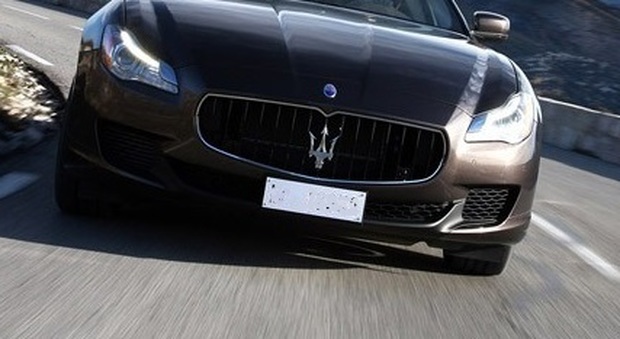 Il sindaco parcheggia la Maserati e i ladri salgono a bordo e scappano