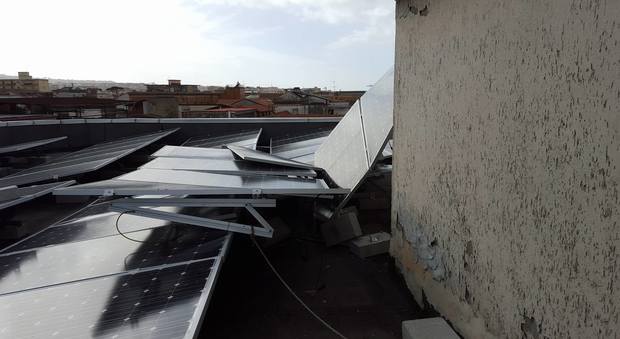 Mugnano, i pannelli solari si staccano dal tetto del Comune. Paura negli uffici