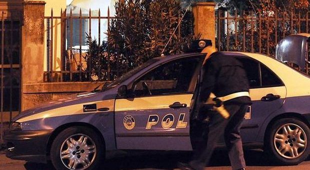 Roma, due rapine con ostaggio in pochi minuti: è caccia al bandito con la mannaia