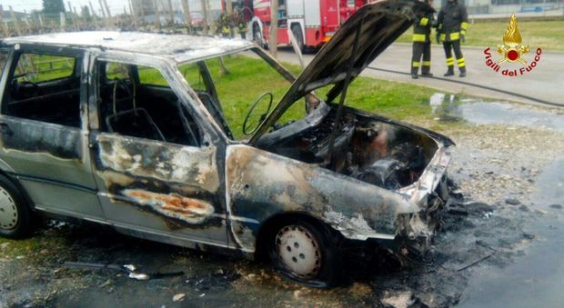 Incendio nella notte: vecchia Fiat Uno avvolta dalle fiamme