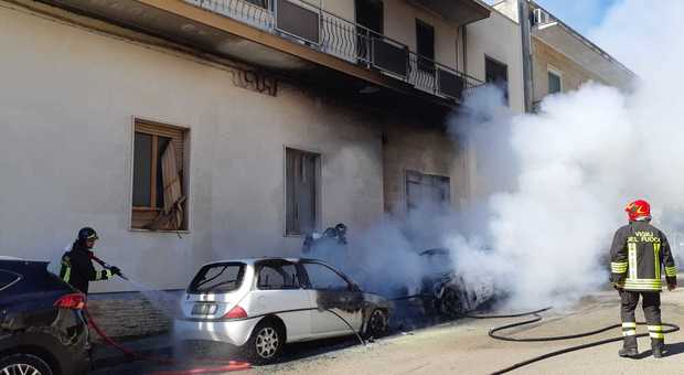 Terrore vicino all'ospedale: auto in fiamme ed esplosioni. Un dipendente Asl tenta di domare il rogo