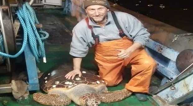 La tartaruga gigante Osimhen con il pescatore che l'ha salvata