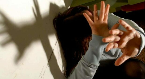 Violenza sessuale su due bambine, la madre denuncia: arrestato 60enne