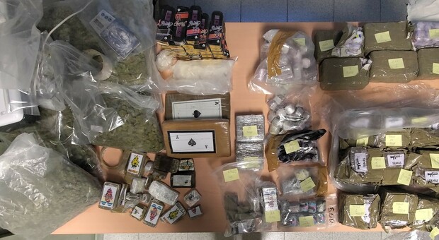 Trenta chili di droga (di ogni tipo) nascosti in garage e una casa laboratorio per lo spaccio: arrestato 28 di Fano e un latitante di Roma