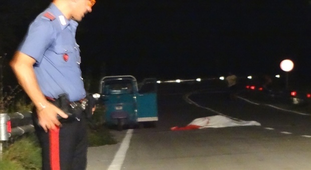 Si sdraia in mezzo alla strada per fare un video: 17enne travolto e ucciso dallo scooter dell'amico