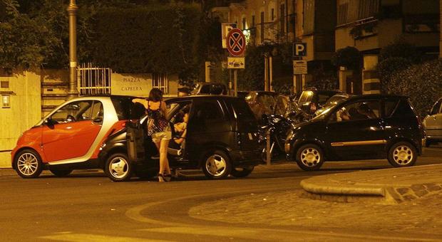 Roma, suona il clacson a due ragazzine sulla microcar: pestato dal branco dei loro amici