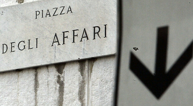 Milano, uomo precipita da una finestra e muore in piazza Affari