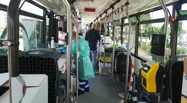 Il bus del covid point a Bibione