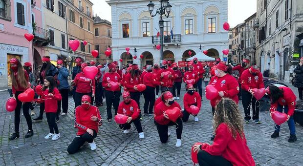 Civita Castellana, tutti in rosso per il flashmob targato Special Olympcs in piazza Matteotti