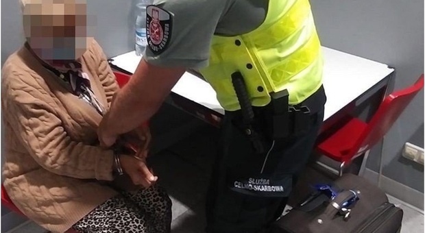 Corriere della droga di 81 anni arrestata in aeroporto con 5 kg di eroina in valigia