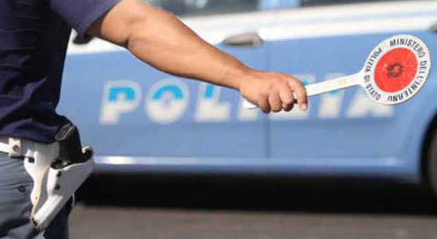 Napoli, non si ferma al posto di blocco: ​poi picchia i poliziotti con calci e pugni