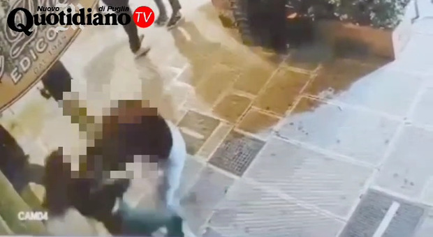 Violenta rissa tra due ragazze in piazza (vola anche una sedia): la scena ripresa dalle videocamere di sorveglienza di un locale. Video