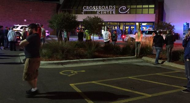 Minnesota, 8 persone accoltellate in un centro commerciale: aggressore ucciso dalla polizia