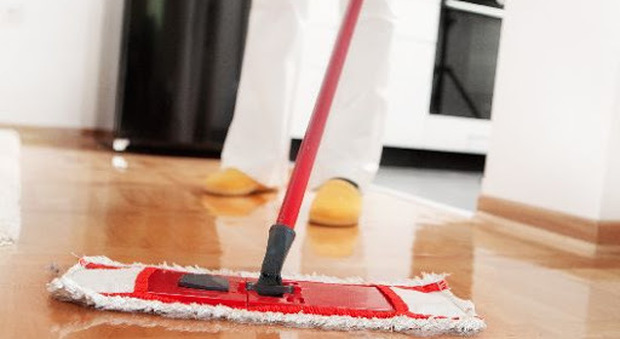 Iss raccomanda: «Mai mischiare candeggina con altri detersivi per pulire pavimenti, è pericoloso»