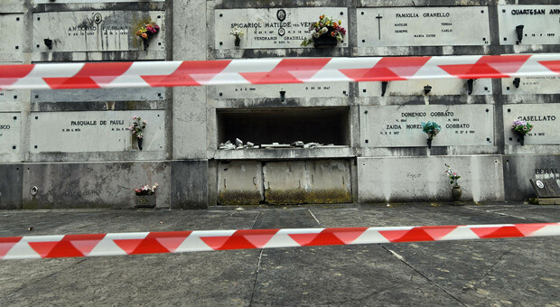 Treviso. Cimitero di San Lazzaro, tombe inaccessibili per pericolo crolli e loculi aperti: i parenti protestano