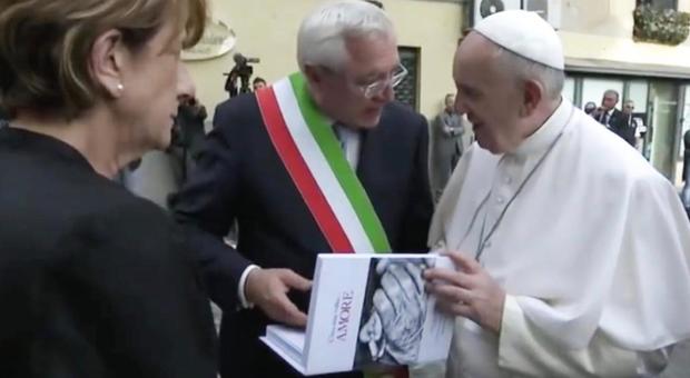 Roma, "C'era una volta amore", il libro consegnato dal sindaco di Albano al Papa