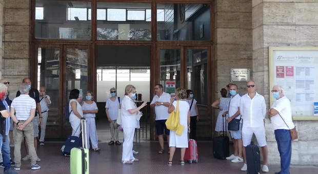 Flash mob alla stazione di Terni: le Sardine ricordano Sergio Secci