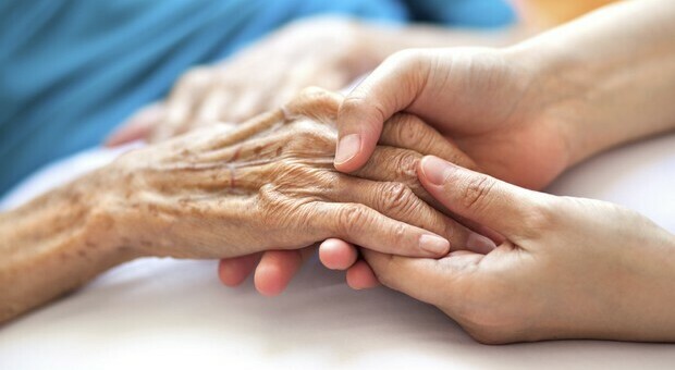 Covid, nonna Monda guarita a 105 anni: «Ho passato due guerre, questa una passeggiata»