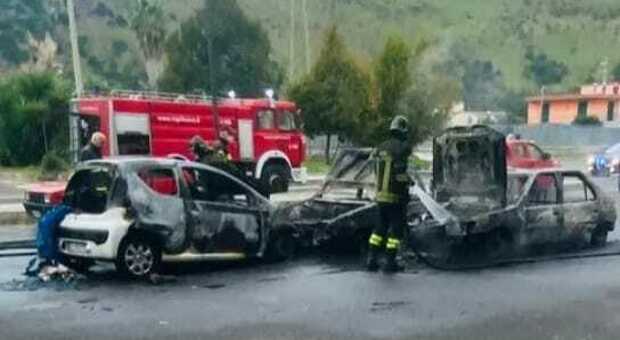 Le auto incendiate al Rione Toiano