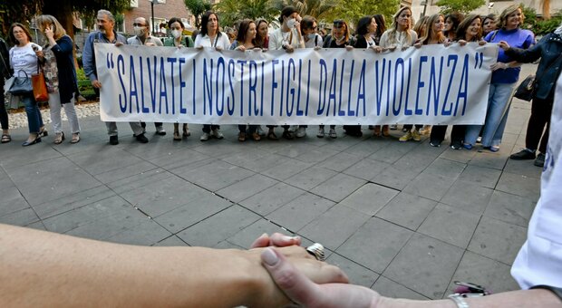 Napoli, flash mob delle mamme contro la violenza delle babygang: «Salvate i nostri figli»