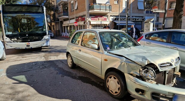 Latina, incidente tra auto e bus: piazzale Prampolini chiuso al traffico