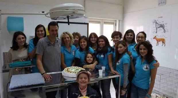 Foto di gruppo dei volontari del canile nella nuova sala operatoria