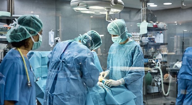 Chirurgo insulta paziente omosessuale in sala operatoria: «Sieropositivo del c...o»