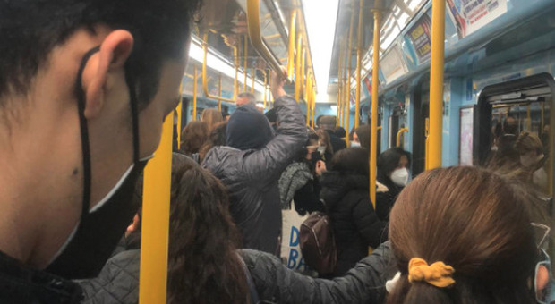 Milano in zona arancione, ma la metro è sempre piena. Atm: «In servizio blocco accessi automatico» FOTO