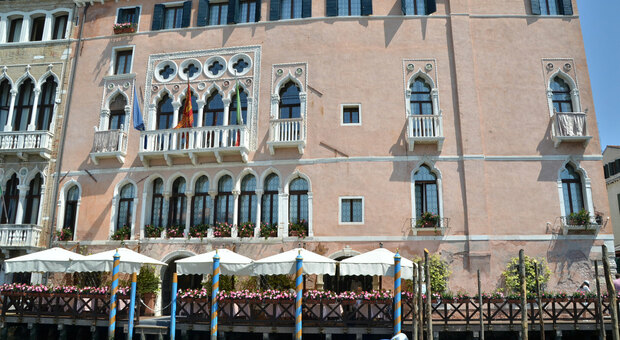 VENEZIA Il lussuoso hotel Ca' Sagredo che si affaccia sul Canal Grande