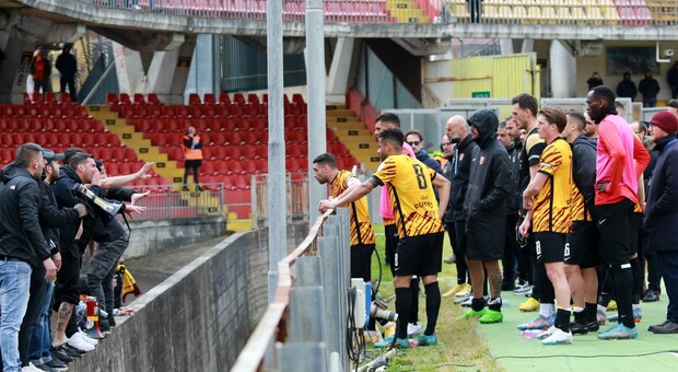La contestazione ai giocatori del Benevento