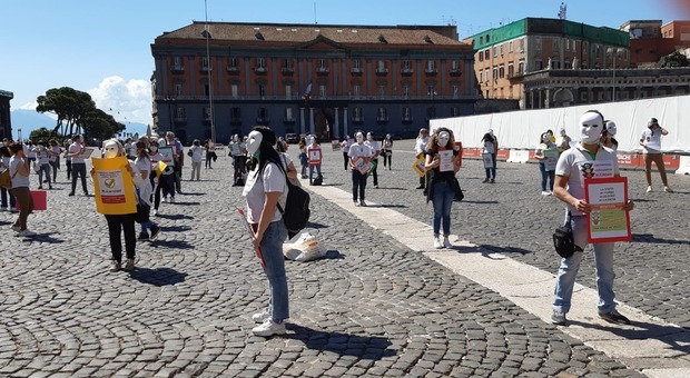 Napoli: maschere bianche e cartelloni per il sit-in dei prof licenziati in piazza del Plebiscito