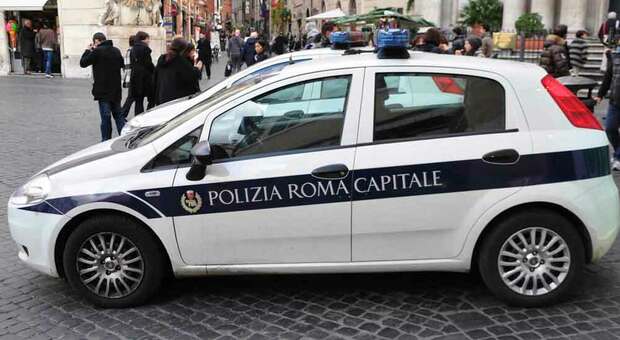Roma, mazzette per chiudere un occhio: arrestati un vigile e due geometri. Tra i clienti anche due Casamonica