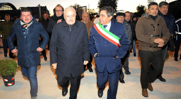 De Luca a Battipaglia, attacco a Di Maio: «Si è sistemato». E si Renzi: «Che vi frega se vi sta sullo stomaco?»