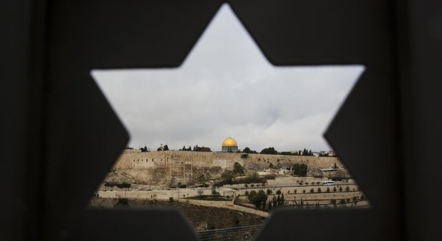 Gerusalemme, proteste a Gaza Khamenei: «Palestina sarà liberata» I capi cristiani: violenza aumenterà