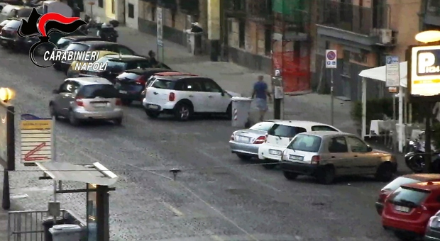 Napoli, maxi blitz dei carabinieri: identificate 1.240 persone, multe e sequestri
