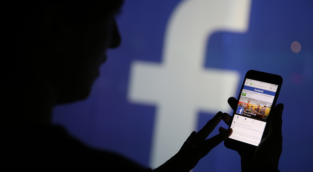 L'inchiesta choc: «Facebook ha dato libero accesso ai messaggi privati degli utenti»